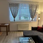V Centre S Garazovym Statim Пьештяни