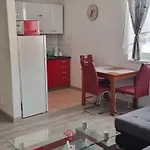 Apartman V Centre S Garazovym Statim Pöstyén