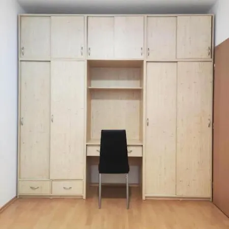 V Centre S Garážovým Státím Piest'any